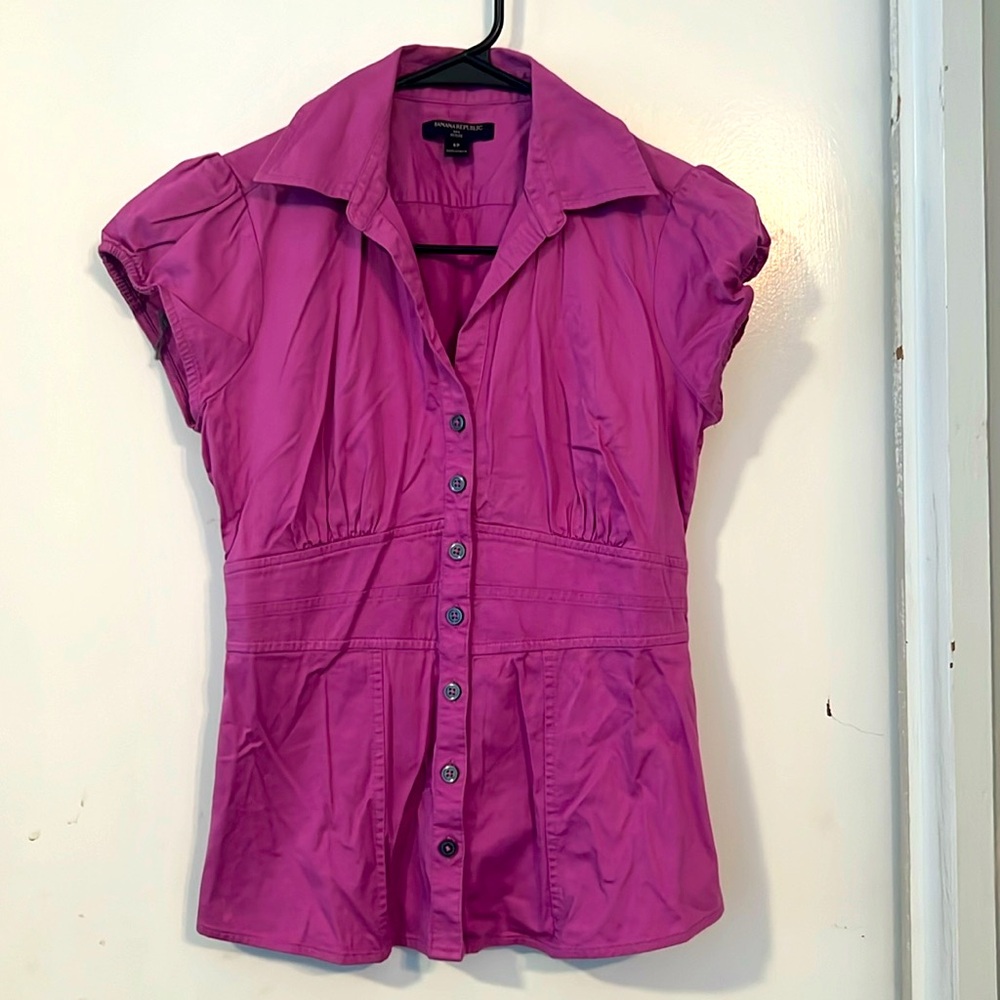 Banana Republic short sleeve button down top for women. Size 4P - Picture 1 of 6